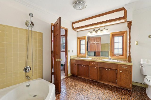 712 Lake Bluff DRIVE, Oconomowoc, WI 53066