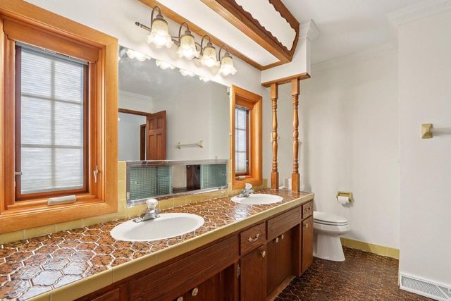 712 Lake Bluff DRIVE, Oconomowoc, WI 53066