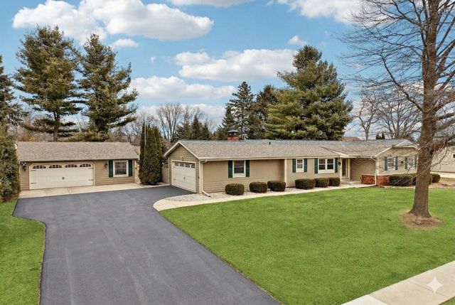 712 Lake Bluff DRIVE, Oconomowoc, WI 53066