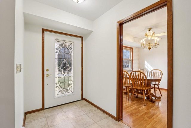 712 Lake Bluff DRIVE, Oconomowoc, WI 53066