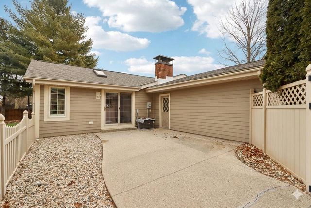 712 Lake Bluff DRIVE, Oconomowoc, WI 53066