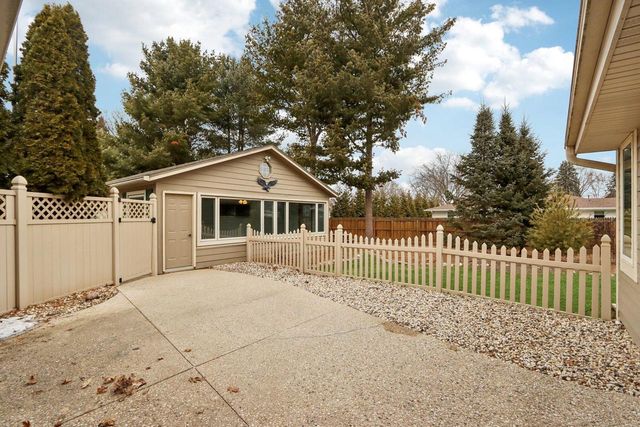 712 Lake Bluff DRIVE, Oconomowoc, WI 53066