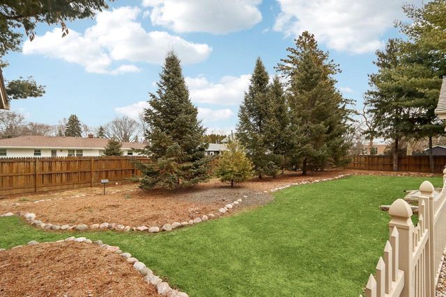 712 Lake Bluff DRIVE, Oconomowoc, WI 53066