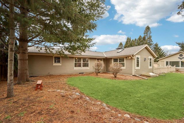 712 Lake Bluff DRIVE, Oconomowoc, WI 53066