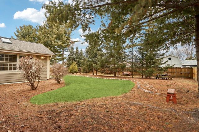 712 Lake Bluff DRIVE, Oconomowoc, WI 53066