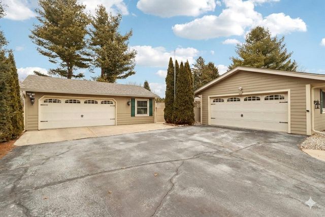 712 Lake Bluff DRIVE, Oconomowoc, WI 53066