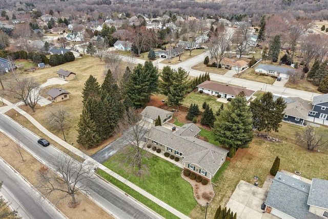 712 Lake Bluff DRIVE, Oconomowoc, WI 53066