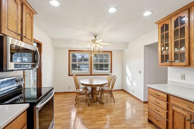 712 Lake Bluff DRIVE, Oconomowoc, WI 53066