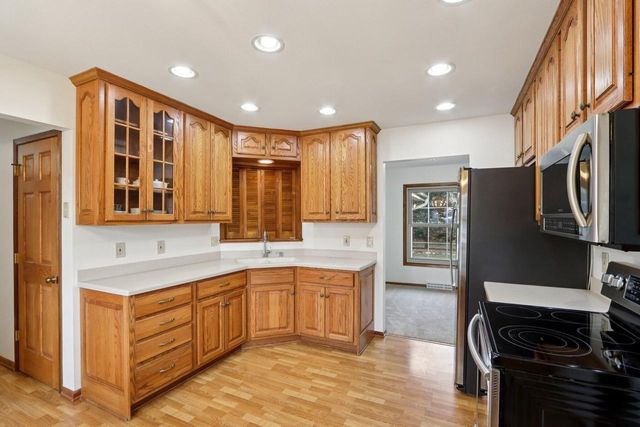 712 Lake Bluff DRIVE, Oconomowoc, WI 53066