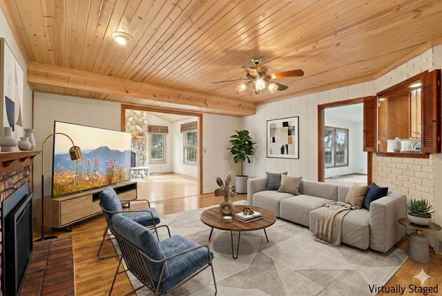 712 Lake Bluff DRIVE, Oconomowoc, WI 53066