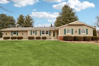 712 Lake Bluff DRIVE, Oconomowoc, WI 53066