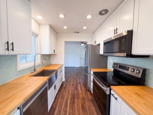 5208 Fernwood Way, Sacramento, CA 95841