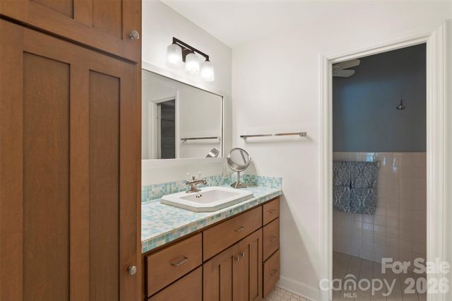 1300 Queens Road 402, Charlotte, NC 28207