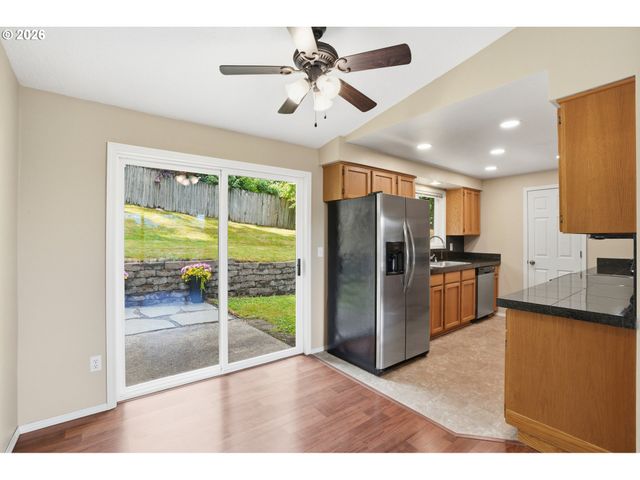 511 W 3RD St, La Center, WA 98629