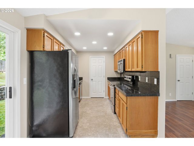 511 W 3RD St, La Center, WA 98629