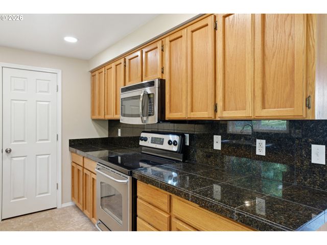 511 W 3RD St, La Center, WA 98629