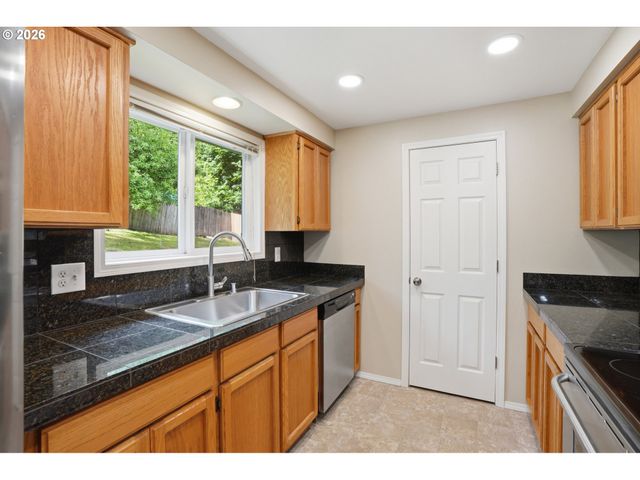 511 W 3RD St, La Center, WA 98629