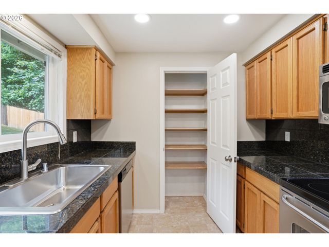 511 W 3RD St, La Center, WA 98629