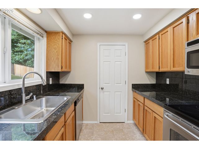 511 W 3RD St, La Center, WA 98629