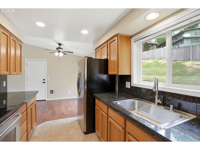 511 W 3RD St, La Center, WA 98629