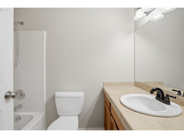 511 W 3RD St, La Center, WA 98629