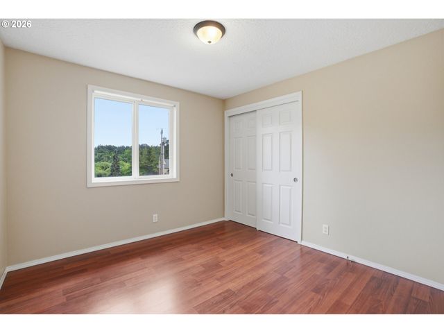 511 W 3RD St, La Center, WA 98629
