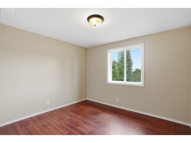 511 W 3RD St, La Center, WA 98629