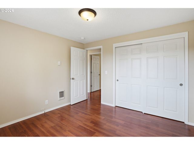 511 W 3RD St, La Center, WA 98629
