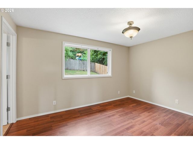 511 W 3RD St, La Center, WA 98629