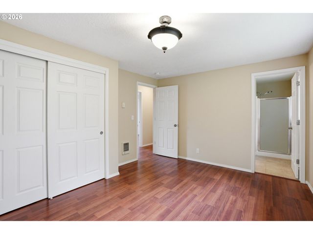 511 W 3RD St, La Center, WA 98629