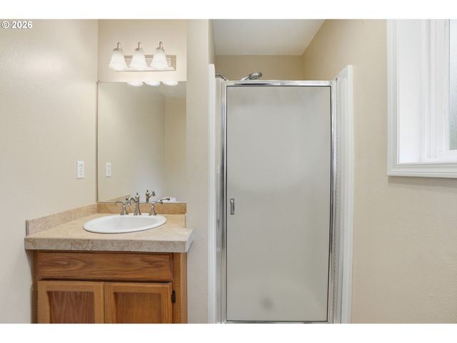 511 W 3RD St, La Center, WA 98629