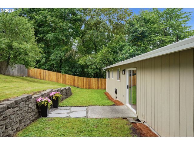 511 W 3RD St, La Center, WA 98629