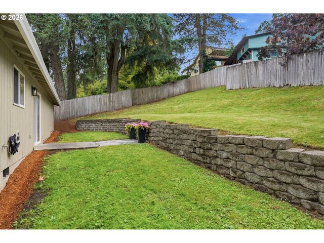 511 W 3RD St, La Center, WA 98629