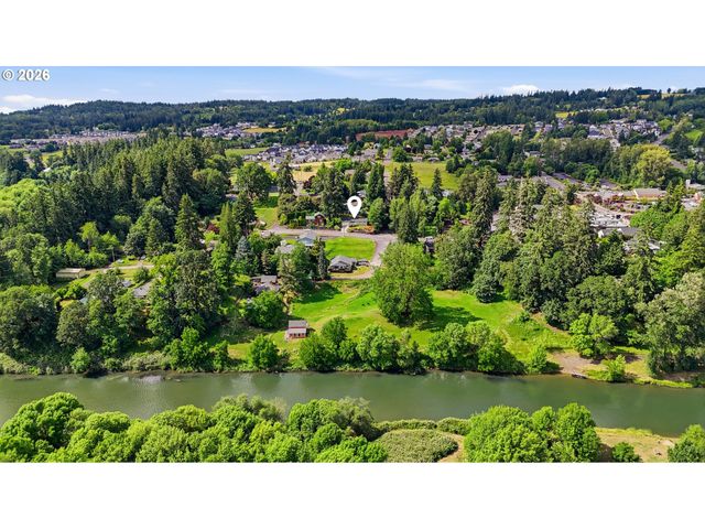 511 W 3RD St, La Center, WA 98629