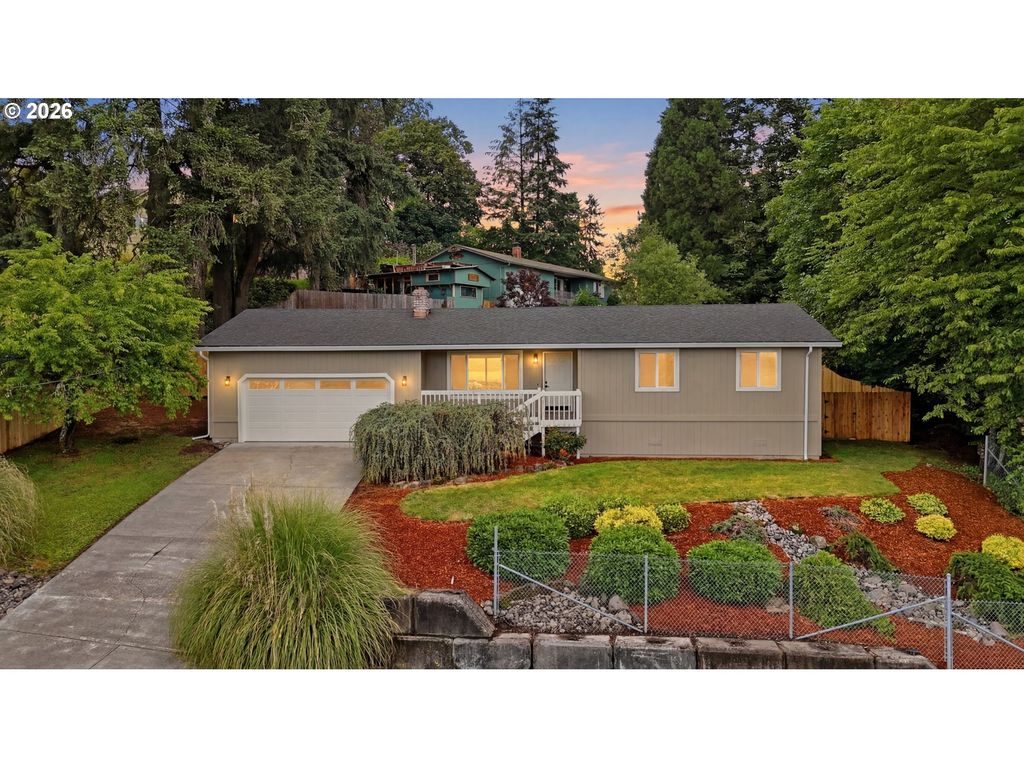 511 W 3RD St, La Center, WA 98629