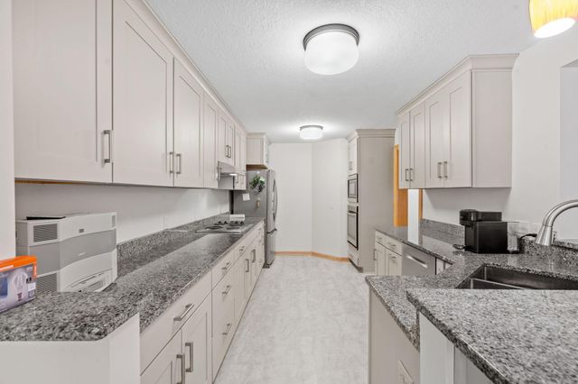 6051 Laurel Avenue 211, Golden Valley, MN 55416