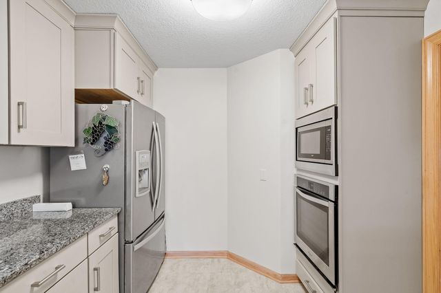 6051 Laurel Avenue 211, Golden Valley, MN 55416