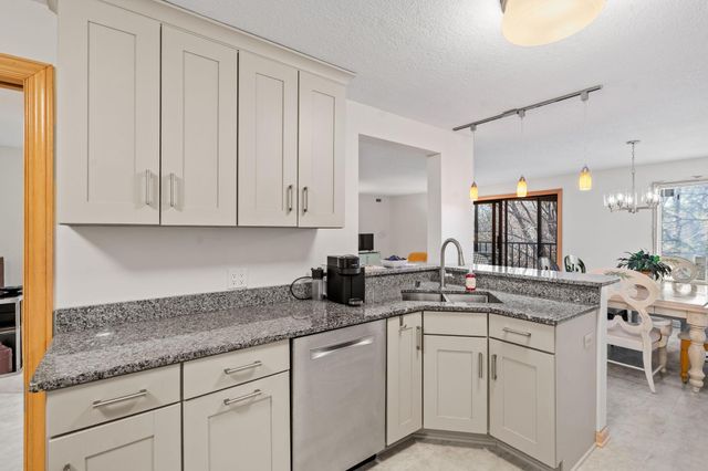 6051 Laurel Avenue 211, Golden Valley, MN 55416