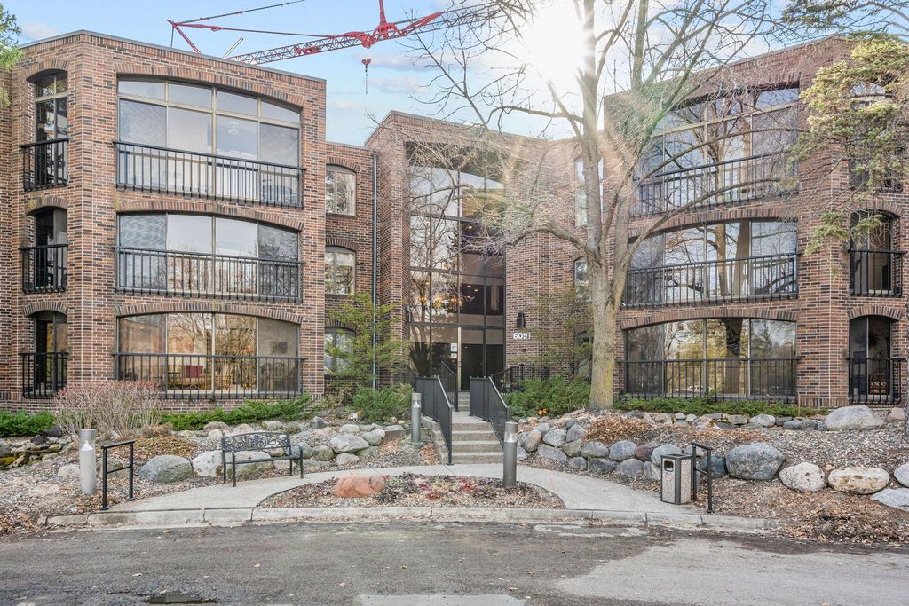 6051 Laurel Avenue 211, Golden Valley, MN 55416