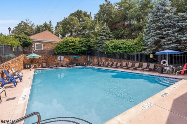 114 Ridge Dr, Pompton Lakes Boro, NJ 07442