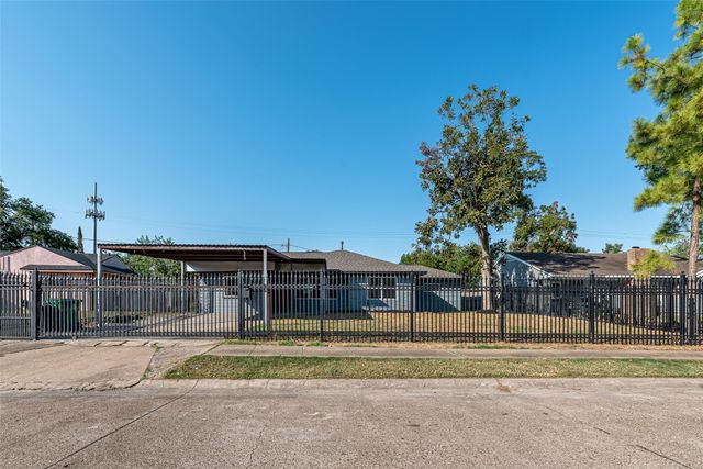 8658 Sonneville Drive, Houston, TX 77080