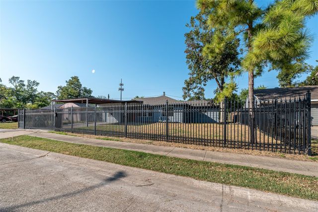 8658 Sonneville Drive, Houston, TX 77080