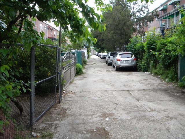 718 E 80th Street, Brooklyn, NY 11236