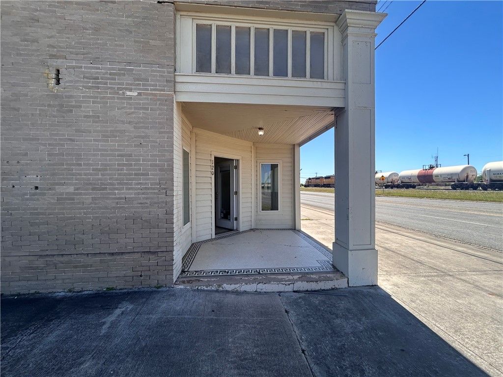 120 W 4th St, Gregory, TX 78359 — photo 2