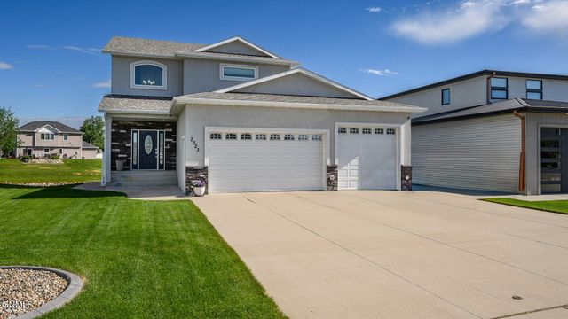 2323 Bayview Court SE, Mandan, ND 58554 property photo