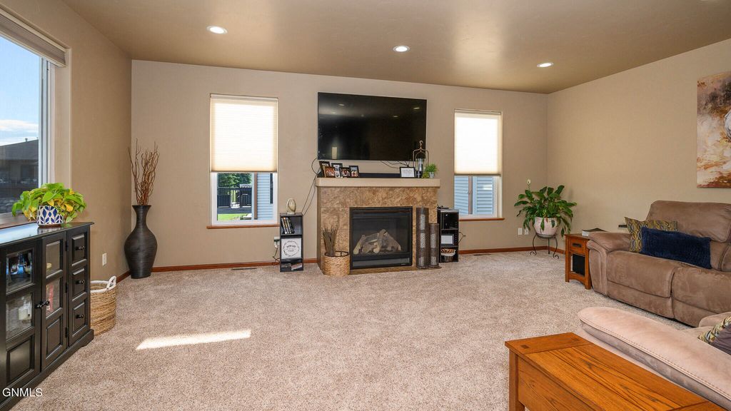 2323 Bayview Court SE, Mandan, ND 58554 photo 4