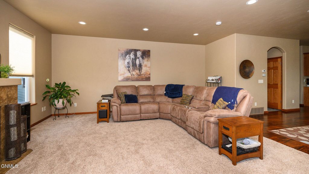 2323 Bayview Court SE, Mandan, ND 58554 photo 5