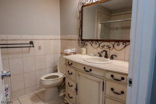 200 Sierra Ct, Woodbridge Twp., NJ 07095