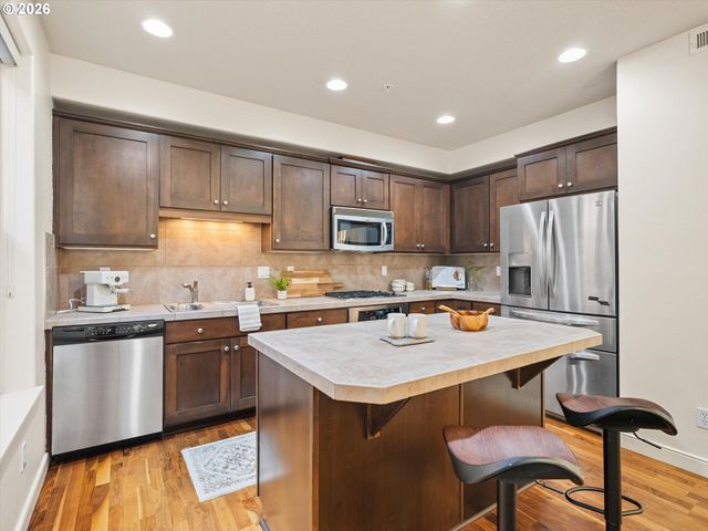 6285 Ne CARILLION Dr 104, Hillsboro, OR 97124
