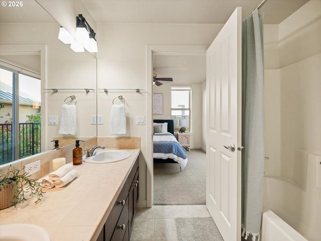 6285 Ne CARILLION Dr 104, Hillsboro, OR 97124